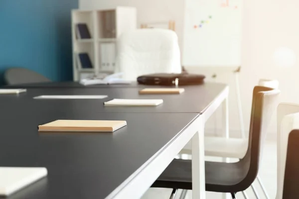 Tabela Com Cadernos Preparados Para Reunião Negócios Sala Conferências — Fotografia de Stock