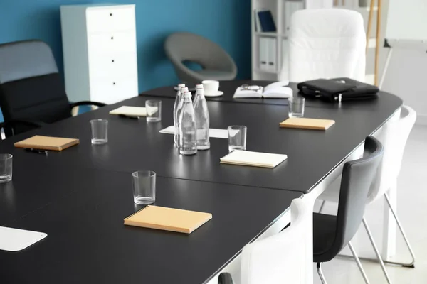 Mesa Con Cuadernos Preparados Para Reunión Negocios Sala Conferencias — Foto de Stock