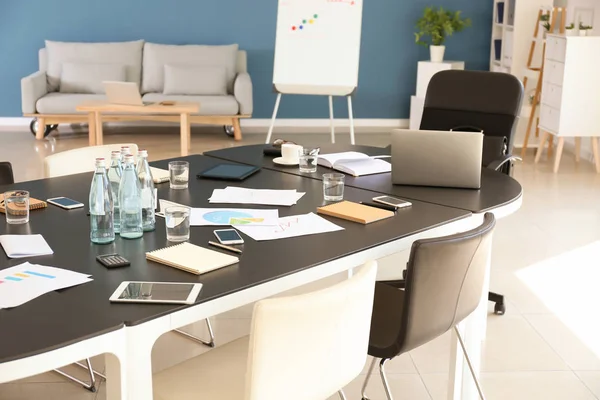 Mesa Preparada Para Reunião Negócios Sala Conferências — Fotografia de Stock