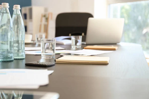 Mesa Preparada Para Reunião Negócios Sala Conferências — Fotografia de Stock