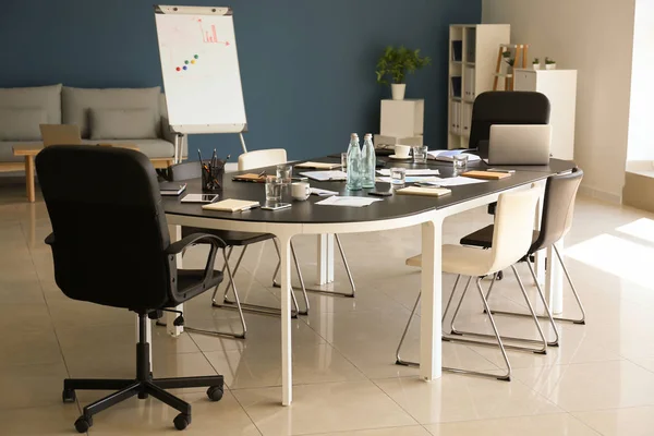 Conference Hall Big Table Prepared Business Meeting — Stock Photo, Image