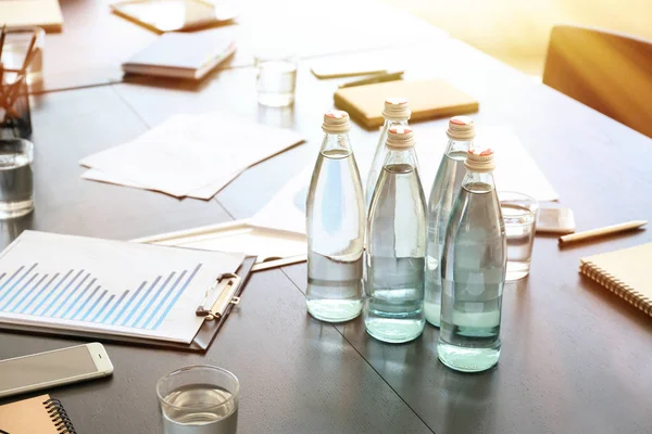 Mesa Con Botellas Agua Preparada Para Reunión Negocios Sala Conferencias — Foto de Stock