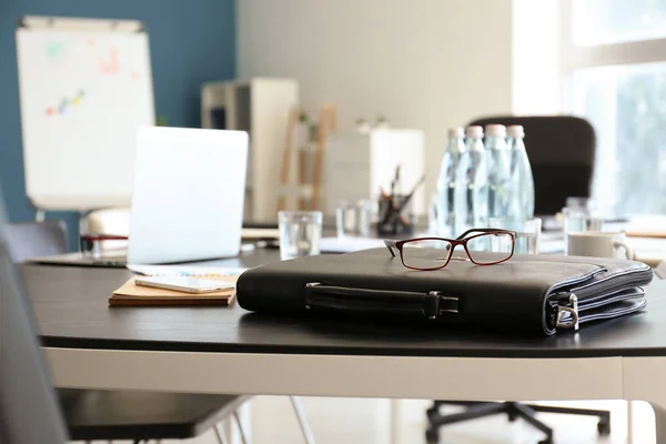 Briefcase Eyeglasses Table Prepared Business Meeting Conference Hall — Stock Photo, Image