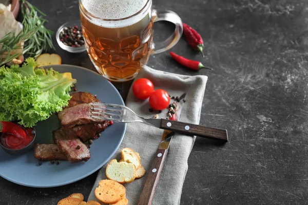 Lahodné Pivo Grilovanými Steaky Koření Šedý Stůl — Stock fotografie