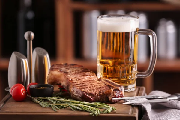 Becher Leckeres Bier Mit Gegrilltem Steak Auf Holzbrett — Stockfoto