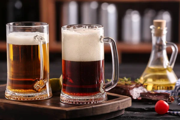 Krüge Mit Leckerem Bier Auf Holztisch — Stockfoto