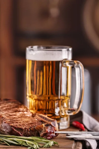 Becher Leckeres Bier Mit Gegrilltem Steak Auf Holzbrett — Stockfoto