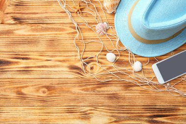 Şık şapka, smartphone ve ahşap arka plan net ile kompozisyon