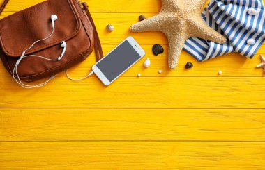 Akıllı telefon, şık çanta ve denizyıldızı renk ahşap arka plan üzerinde kompozisyonu