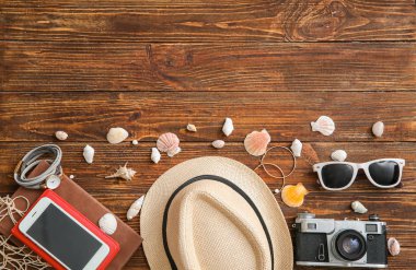 Fotoğraf makinesi, cep telefonu, kabukları ve aksesuar ahşap arka plan üzerinde kompozisyonu