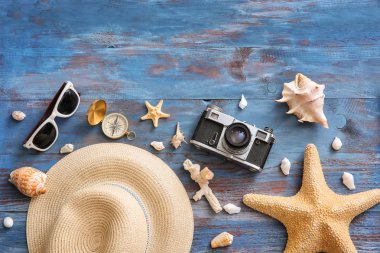 Fotoğraf makinesi, kabukları ve renk ahşap arka plan üzerinde yaz aksesuarları ile kompozisyon