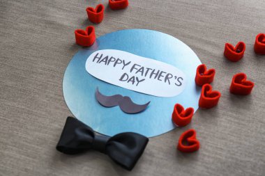 Kumaş üzerine babalar günü için tebrik kartı ile kompozisyon