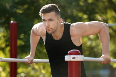 Sportif adam atletik park alanında eğitim