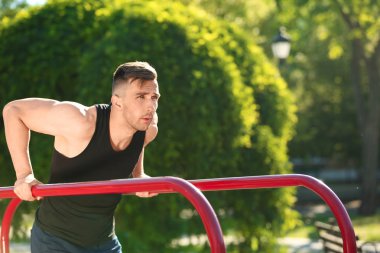 Sportif adam atletik park alanında eğitim