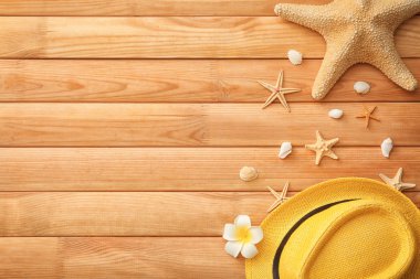 Deniz yıldızı ve ahşap zemin üzerine şapka kompozisyonu. Yaz tatili