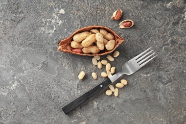 Gri zemin üzerine çatal ile fıstık