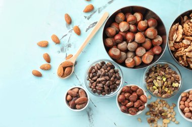 Tablo farklı fındık ile kase