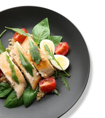 Beyaz zemin üzerine lezzetli tavuk salata ile plaka