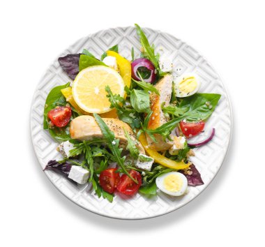 Beyaz zemin üzerine lezzetli tavuk salata ile plaka