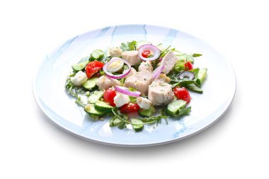 Beyaz zemin üzerine lezzetli tavuk salata ile plaka