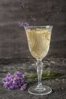 Lavanta gri arka plan üzerinde cam ile limonata