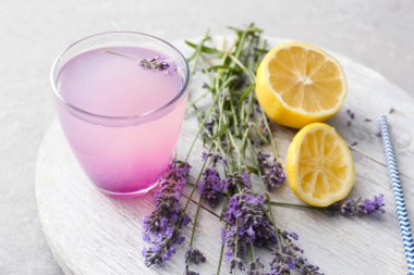 Lavanta limonata cam ve gri arka plan üzerine malzemeler ile ahşap tahta