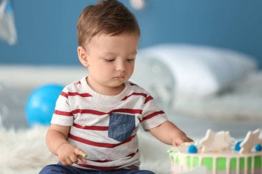 Sevimli küçük çocuk odası katta oturan Doğum günü pastası ile