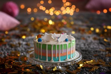 Doğum günü pastası halı üzerinde stand