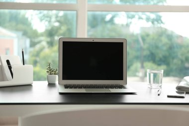 Ofiste tabloda dizüstü bilgisayar ile şık işyeri