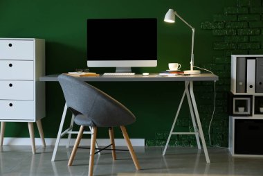 Bilgisayar ağındaki tablo Office renk duvarının yakınında şık İşyeri