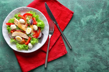 Sebze ve bıldırcın yumurtası renk arka plan üzerinde kase lezzetli tavuk salatası