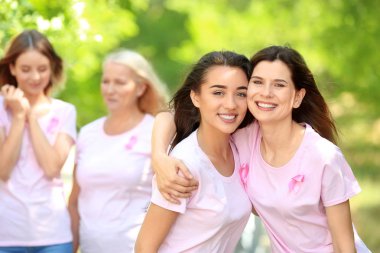 Farklı yaş ile pembe kurdeleler açık havada güzel kadınlar. Meme kanseri kavramı