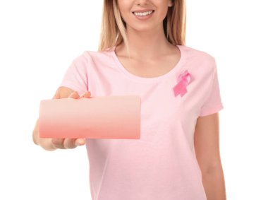 Pembe kurdele beyaz arka plan üzerinde kart tutan güzel kadınla. Meme kanseri kavramı