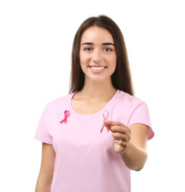 Pembe kurdele beyaz arka plan üzerinde tutan güzel kadın. Meme kanseri kavramı