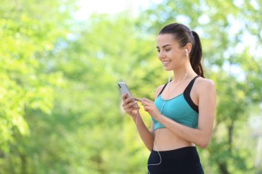 Cep telefonu müzik sonrası eğitim parkı olan güzel kadın