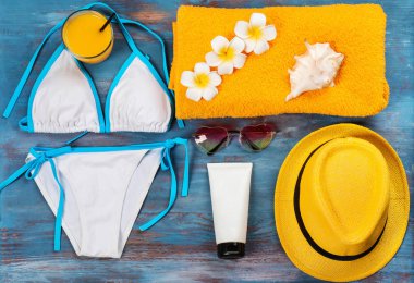 Renk ahşap arka plan üzerinde plaj aksesuarları ile kompozisyon