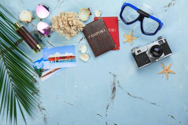 Kompozisyon ile seyahat aksesuarları renk arka plan üzerinde