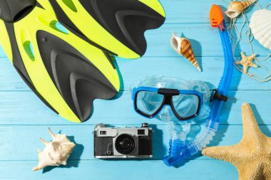 Şnorkel ve fotoğraf fotoğraf makinesi renk ahşap arka plan üstünde için öğeleri ile kompozisyon