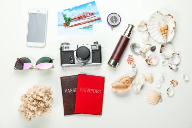 Pasaport ile kompozisyon, akıllı telefon ve seyahat nesneler beyaz arka plan üzerinde