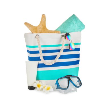 Kumsalda beyaz arka plan üzerinde dinlenme için öğeleri ayarla