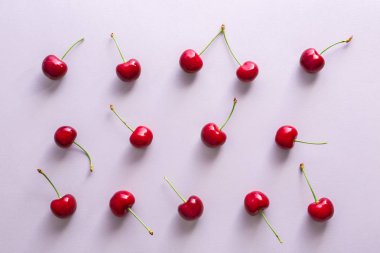 Işık arka plan üzerinde olgun kiraz ile düz yatıyordu kompozisyon