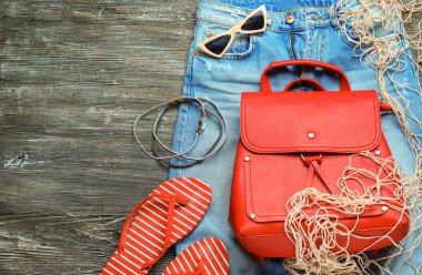 Kompozisyon ile seyahat öğeler ahşap arka plan üzerinde