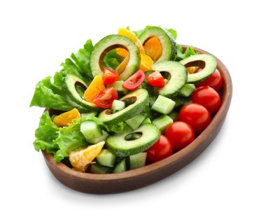 Plaka beyaz zemin üzerine lezzetli avokado salatası ile