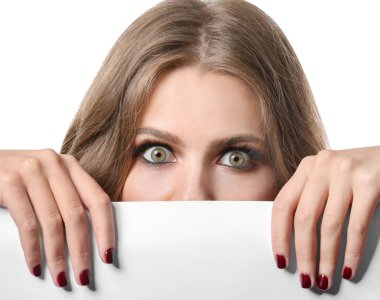 Güzel manikür ve beyaz arka plan üzerinde boş poster ile duygusal genç kadın