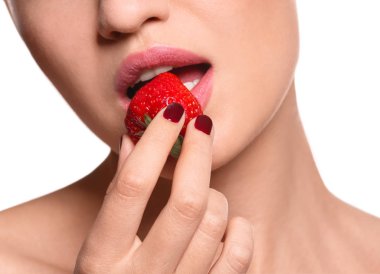 Beyaz arka planda çilekli seksi genç kadın, yakın plan.
