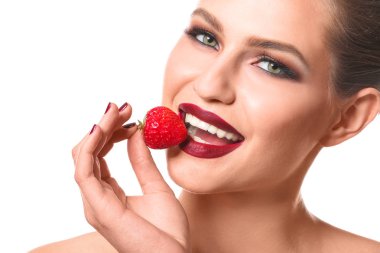Beyaz arka planda çilekli seksi genç kadın, yakın plan.