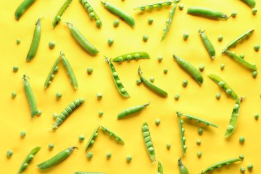 Renk arka plan üzerinde taze yeşil bezelye