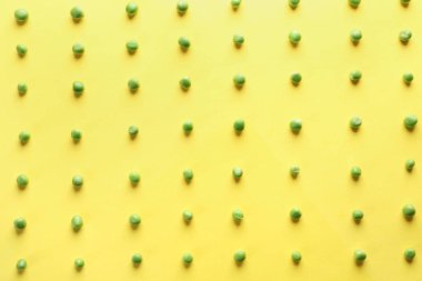 Renk arka plan üzerinde taze yeşil bezelye