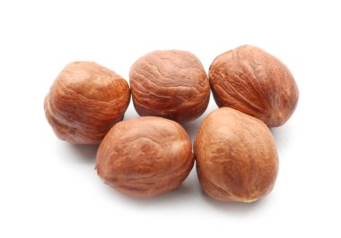 beyaz zemin üzerine lezzetli fındık