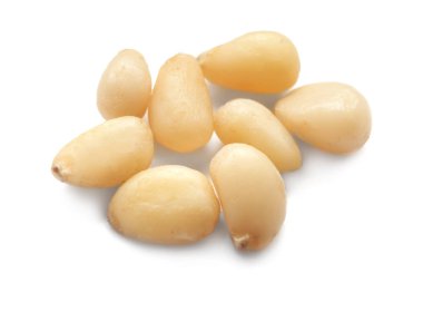 Beyaz arka planda lezzetli çam fıstığı